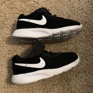 Nike Tanjun size 5 infant sneakers